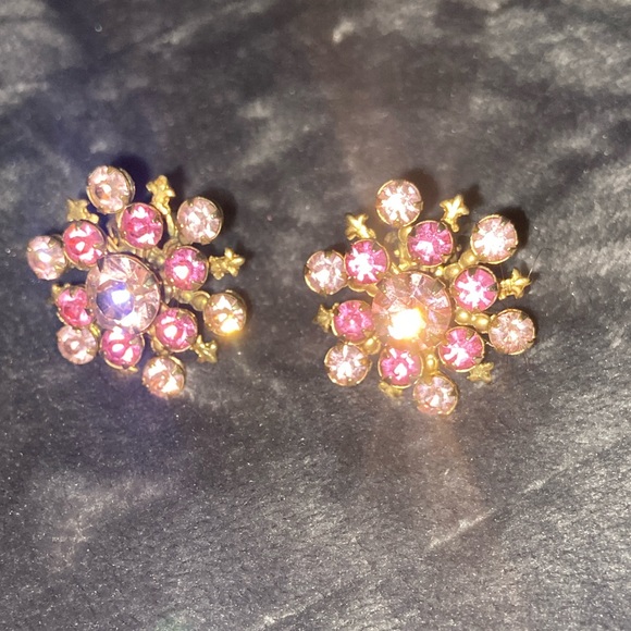 Vintage Jewelry - Vintage pink rhinestone and gold toned flower 🌸 clip on earrings